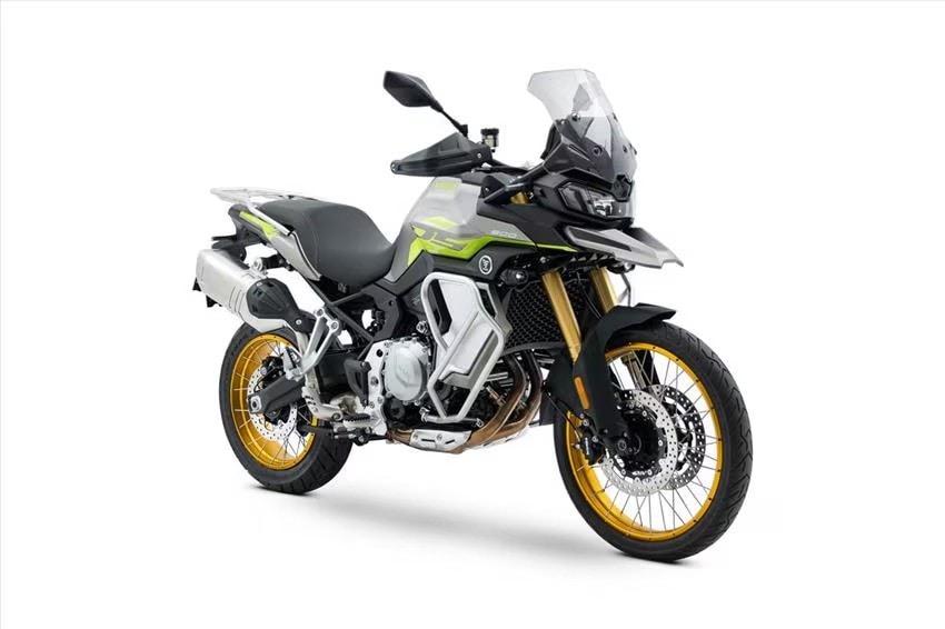 <div class='descrGalleryTitle'>Voge Valico 900DSX</div><div class='descrGalleryText'><p>Sorella (molto) maggiore della 525DSX, <b>ha anche lei una linea nata in Italia</b> e molto riuscita, oltre a un motore con due quarti almeno di nobiltà: <b>la meccanica è infatti quella della BMW F 900 GS (</b>che Loncin, proprietaria del marchio Voge, realizza per la Casa di Monaco), ma con una gestione elettronica e una calibrazione dedicate. Il risultato è decisamente diverso: <b>la <a href="https://www.dueruote.it/prove/anteprime/2024/04/17/voge-valico-900-dsx-prova.html">Valico</a> è più pesante e meno reattiva, ma anche più amichevole e facile.</b> Il motore ha 95 CV e un’erogazione corposa fin dai bassi e poco on/off, anche se il quickshifter è un po’ brusco. Già, perché per <b>9.890 euro,</b> la Valico 900DSX offre il quickshifter di serie, così come le&nbsp;sospensioni interamente regolabili,<b> i cerchi a raggi&nbsp;tangenziali e una dotazione elettronica da ammiraglia</b>: cruise control,&nbsp;quickshifter bidirezionale, quattro mappature (tra cui l’immancabile Enduro),&nbsp;controllo di trazione, display TFT da 7” con Bluetooth e navigazione&nbsp;semplificata, <b>sella e manopole riscaldate, </b>allarme angolo cieco, telecamera&nbsp;frontale, sistema Keyless. Manca solo il tris di valigie in alluminio per&nbsp;puntare a mete anche molto molto lontane.</p>
</div>